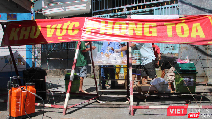 Mặc dù toàn bộ cư dân trong vùng phong toả đã nhận kết quả xét nghiệm âm tính lần thứ nhất nhưng chiều nay 5/12 tất cả cư dân sẽ tiếp tục được lấy mẫu xét nghiệm lần thứ 2 - Ảnh: Hải Linh Mặc dù toàn bộ cư dân trong vùng phong toả đã nhận kết quả xét nghiệm âm tính lần thứ nhất nhưng chiều nay 5/12 tất cả cư dân sẽ tiếp tục được lấy mẫu xét nghiệm lần thứ 2 - Ảnh: Hải Linh