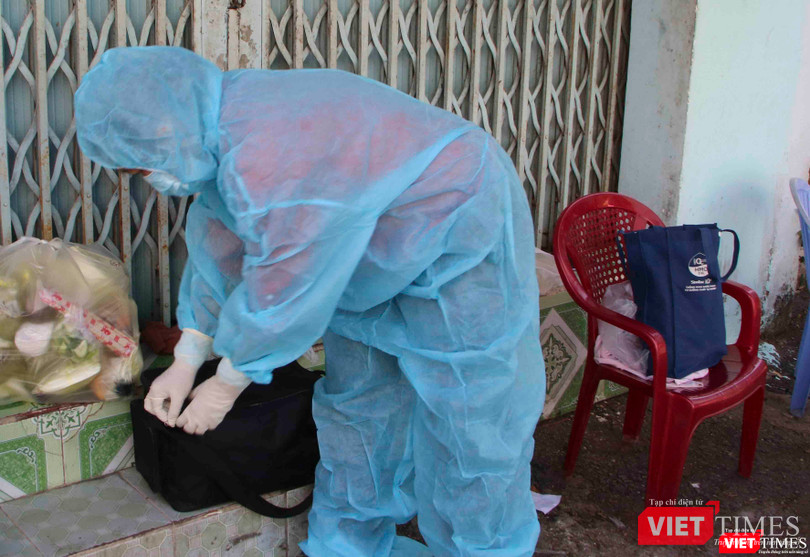 Nhân viên y tế đến khám bệnh và phát thuốc tại nhà người dân Nhân viên y tế đến khám bệnh và phát thuốc tại nhà người dân