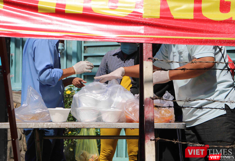 Cuộc sống của cư dân trong vùng phong toả, “điểm nóng” quận 6, nơi cư trú của BN1347 giờ đã an bình - Ảnh: Hải Linh Cuộc sống của cư dân trong vùng phong toả, “điểm nóng” quận 6, nơi cư trú của BN1347 giờ đã an bình - Ảnh: Hải Linh