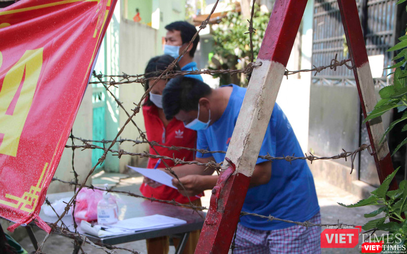 Chấp hành mọi thủ tục và quy định cách ly Chấp hành mọi thủ tục và quy định cách ly
