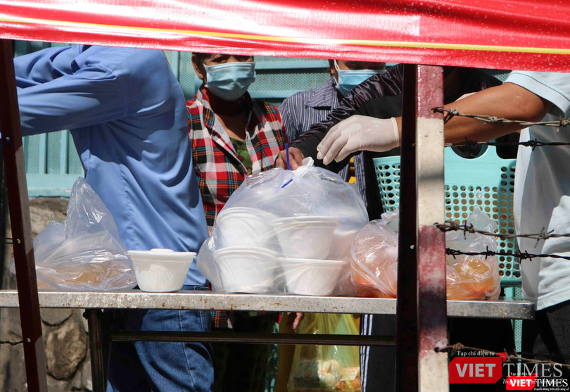 Đeo găng tay cao su khi tiếp xúc Đeo găng tay cao su khi tiếp xúc