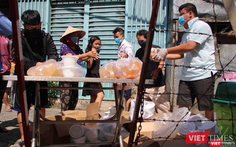 Người dân rửa tay sát khuẩn trước khi nhận phần ăn Người dân rửa tay sát khuẩn trước khi nhận phần ăn