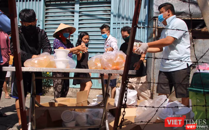Người dân trong vùng cách ly Quận 6 nhận phần cơm tiếp tế (Ảnh: Hải Linh) Người dân trong vùng cách ly Quận 6 nhận phần cơm tiếp tế (Ảnh: Hải Linh)