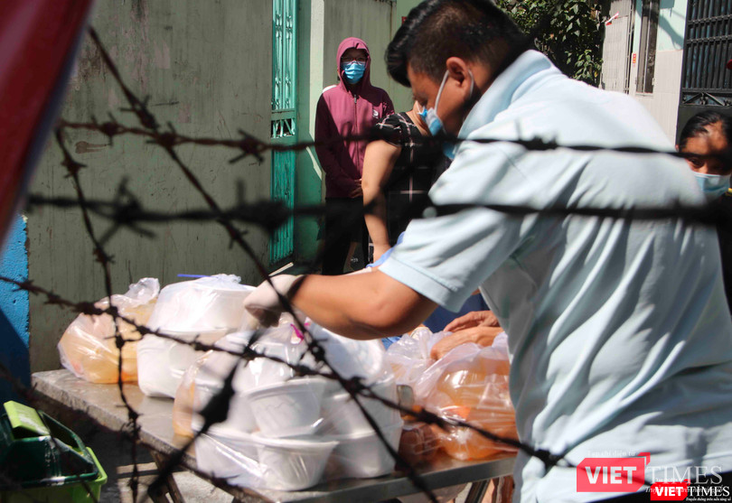 Đồ ăn được lực lượng chức năng tiếp tế hàng ngày Đồ ăn được lực lượng chức năng tiếp tế hàng ngày