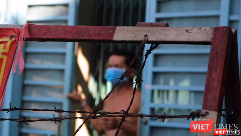 Người dân trong khu cách ly chấp hành mọi quy định