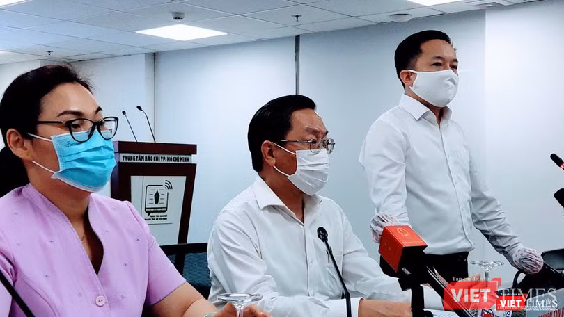 Chủ tịch UBND Quận 6 – Bà Lê Thị Thanh Thảo trả lời báo chí (Ảnh: Hoà Bình)