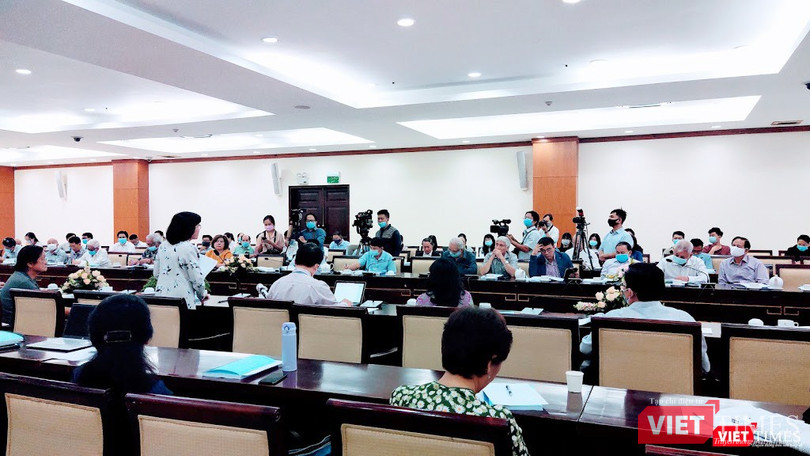 Hội thảo về không gian văn hoá công cộng của TP.HCM vừa tổ chức sáng ngày 2/12 tại Hội trường Thành uỷ TP.HCM, hầu như khách mời đeo khẩu trang suốt thời gian hội thảo, trừ lúc phát biểu (Ảnh: Hoà Bình) Hội thảo về không gian văn hoá công cộng của TP.HCM vừa tổ chức sáng ngày 2/12 tại Hội trường Thành uỷ TP.HCM, hầu như khách mời đeo khẩu trang suốt thời gian hội thảo, trừ lúc phát biểu (Ảnh: Hoà Bình)