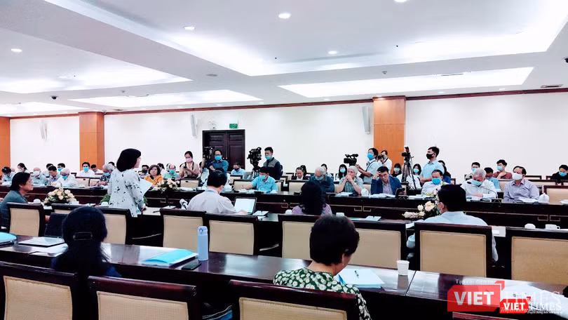 Hội thảo về không gian văn hoá công cộng của TP.HCM vừa tổ chức sáng ngày 2/12 tại Hội trường Thành uỷ TP.HCM, hầu như khách mời đeo khẩu trang suốt thời gian hội thảo, trừ lúc phát biểu (Ảnh: Hoà Bình)