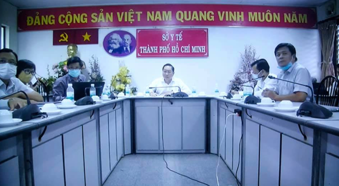 Ông Nguyễn Tấn Bỉnh - Giám đốc Sở Y tế TP.HCM thông tin về lịch trình của hai bệnh nhân COVID-19 mới phát hiện trên địa bàn (Ảnh: Trần Minh) Ông Nguyễn Tấn Bỉnh - Giám đốc Sở Y tế TP.HCM thông tin về lịch trình của hai bệnh nhân COVID-19 mới phát hiện trên địa bàn (Ảnh: Trần Minh)