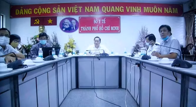 Ông Nguyễn Tấn Bỉnh - Giám đốc Sở Y tế TP.HCM thông tin về lịch trình của hai bệnh nhân COVID-19 mới phát hiện trên địa bàn (Ảnh: Trần Minh)