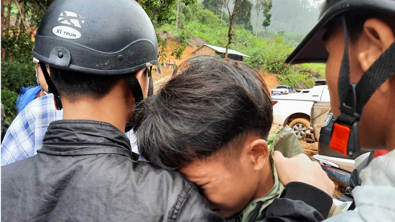 Em Lê Thanh Tú - con trai Bí thư Đảng ủy xã Trà Leng Lê Hoàng Việt từ trường học nội trú trở về, quá đau lòng vì nhà cửa bị vùi lấp, cha vẫn đang mất tích (Ảnh: QNO) Em Lê Thanh Tú - con trai Bí thư Đảng ủy xã Trà Leng Lê Hoàng Việt từ trường học nội trú trở về, quá đau lòng vì nhà cửa bị vùi lấp, cha vẫn đang mất tích (Ảnh: QNO)