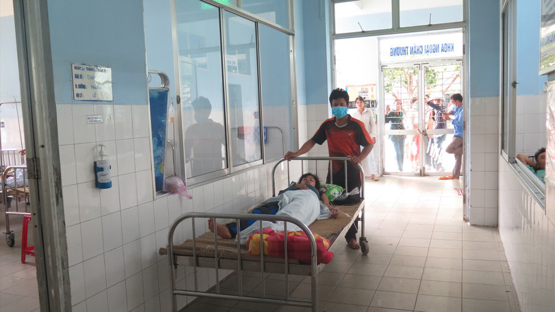 Không còn người thân, chị Hồ Thị Nang được hàng xóm chăm sóc tại BVĐK Quảng Nam. Ảnh: Xuân Hiển