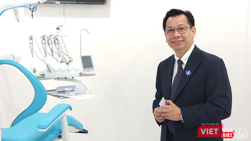 BS.TS Hoàng Trọng Hùng giới thiệu về các tính năng của phẫu thuật Implant (Ảnh: Hoà Bình) BS.TS Hoàng Trọng Hùng giới thiệu về các tính năng của phẫu thuật Implant (Ảnh: Hoà Bình)