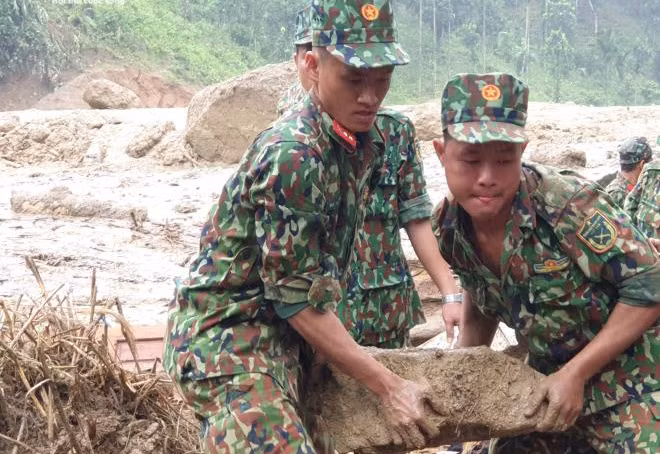 Bộ đội dọn dẹp để tìm kiếm cứu nạn ở Trà Leng (Ảnh: VTC News) Bộ đội dọn dẹp để tìm kiếm cứu nạn ở Trà Leng (Ảnh: VTC News)