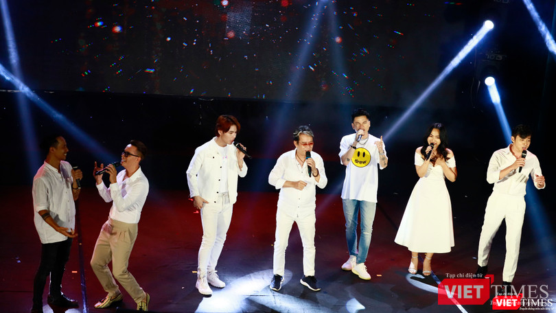 Nhạc sỹ Đức Huy - Ca sỹ Hoàng Bách - Phạm Anh Khoa - Nguyên Hà - Lân Nhã - Hoàng Tôn trình diễn trong đêm nghệ thuật Nhạc sỹ Đức Huy - Ca sỹ Hoàng Bách - Phạm Anh Khoa - Nguyên Hà - Lân Nhã - Hoàng Tôn trình diễn trong đêm nghệ thuật