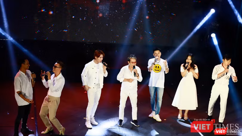 Nhạc sỹ Đức Huy - Ca sỹ Hoàng Bách - Phạm Anh Khoa - Nguyên Hà - Lân Nhã - Hoàng Tôn trình diễn trong đêm nghệ thuật