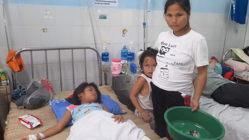 Nạn nhân của vụ sạt lở đất kinh hoàng, chị Hồ Thị Hà và hai con hiện vẫn còn hoảng loạn. Ảnh: X.H