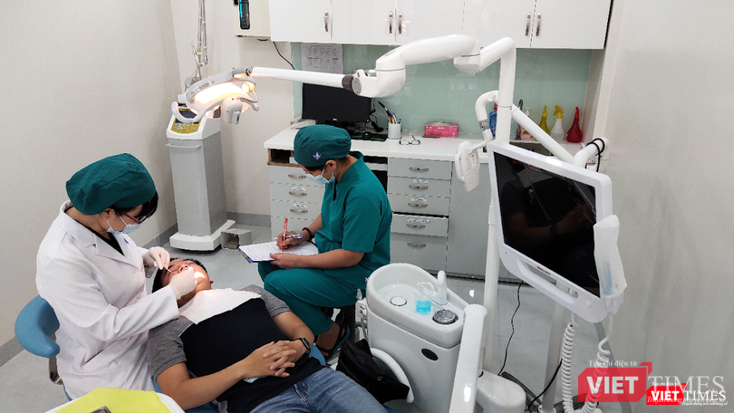 Điều trị cho bệnh nhân tại Phòng khám chuyên khoa Răng – Hàm – Mặt (Ảnh: Hoà Bình) Điều trị cho bệnh nhân tại Phòng khám chuyên khoa Răng – Hàm – Mặt (Ảnh: Hoà Bình)