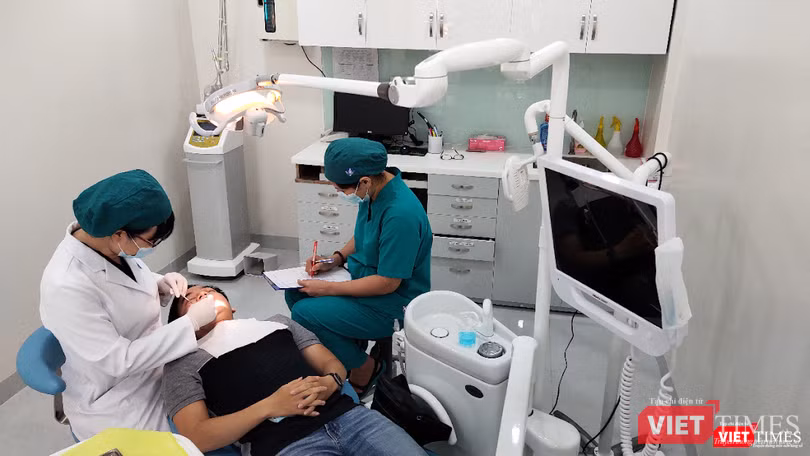 Điều trị cho bệnh nhân tại Phòng khám chuyên khoa Răng – Hàm – Mặt (Ảnh: Hoà Bình)