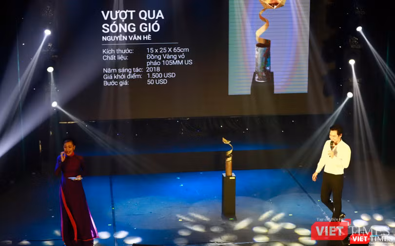 Tác phẩm "Vượt qua sóng gió" của hoạ sĩ Nguyễn Văn Hè đấu giá thành công 4500$