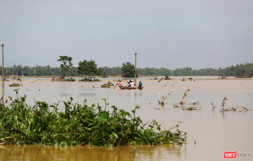 Nhiều khu vực, người dân đi lại phải dùng thuyển - Ảnh: Hồ Xuân Mai Nhiều khu vực, người dân đi lại phải dùng thuyển - Ảnh: Hồ Xuân Mai