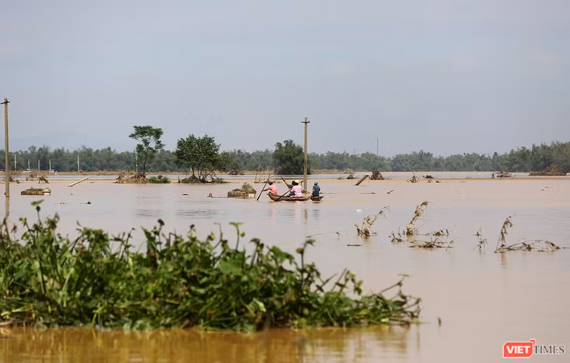 Nhiều khu vực, người dân đi lại phải dùng thuyển - Ảnh: Hồ Xuân Mai