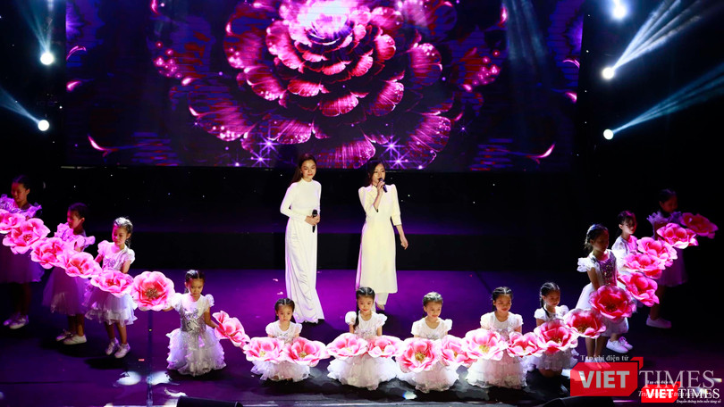 "Sống như những đoá hoa" (Tạ Quang Thắng) - ca sỹ Phạm Quỳnh Anh & Orange thể hiện "Sống như những đoá hoa" (Tạ Quang Thắng) - ca sỹ Phạm Quỳnh Anh & Orange thể hiện