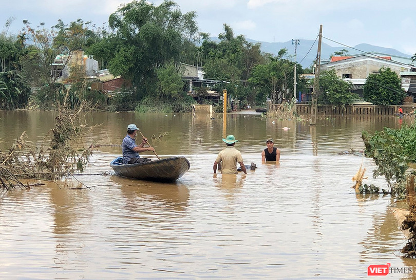 Các tuyến đường liên xã vẫn chìm sâu trong nước lũ - Ảnh: Hồ Xuân Mai Các tuyến đường liên xã vẫn chìm sâu trong nước lũ - Ảnh: Hồ Xuân Mai