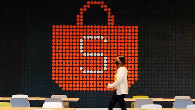 Game, thương mại điện tử và thanh toán online là 3 mảng kinh doanh cốt lõi của Sea. Ảnh: Reuters