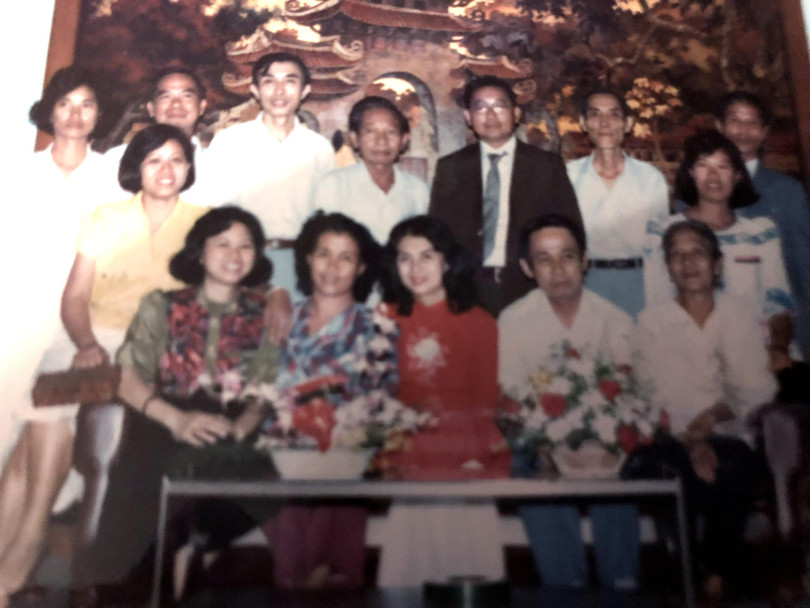 Đại sứ Lê Mai và phu nhân Lê Hoàng Mai cùng anh chị em sứ quán. Copyright Lê Hoàng Mai.