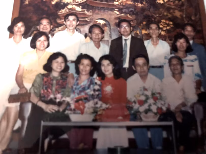 Đại sứ Lê Mai và phu nhân Lê Hoàng Mai cùng anh chị em sứ quán. Copyright Lê Hoàng Mai.