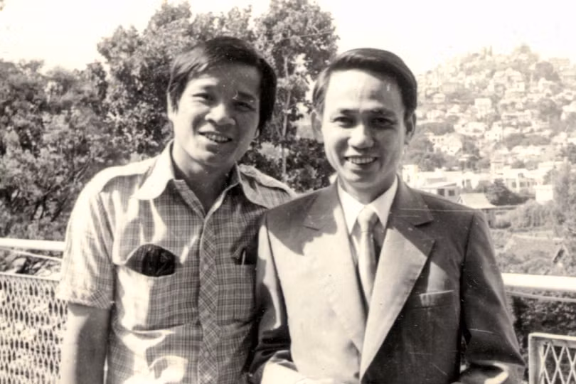 Cố Thứ trưởng Lê Mai và nhà báo Nguyễn Văn Vinh tại Algeria 10/1980 trong chuyến thăm châu Phi của Tướng Giáp. Copyright Nguyễn Văn Vinh.