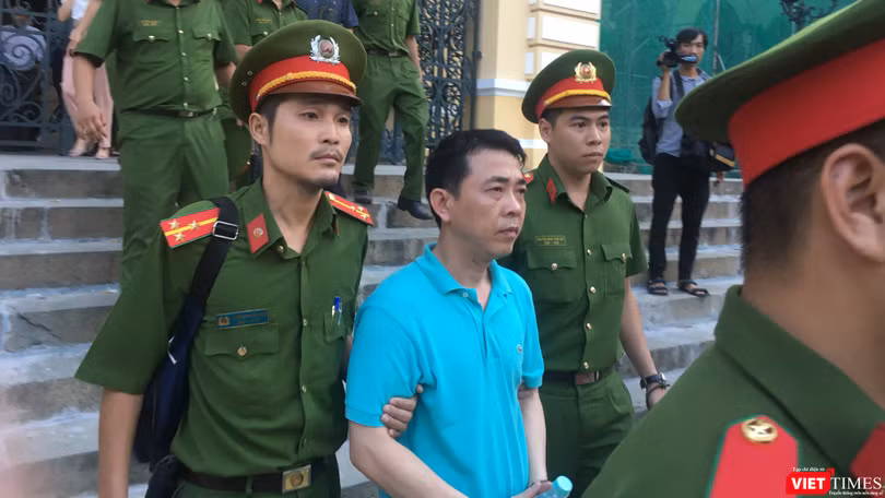 Bị cáo Nguyễn Minh Hùng rời tòa sau phiên xử chiều 25/9 