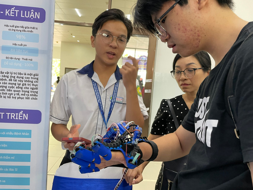 Gang tay robot 1.jpg