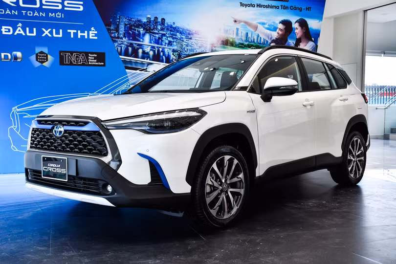 toyota cross hybird trắng..jpg