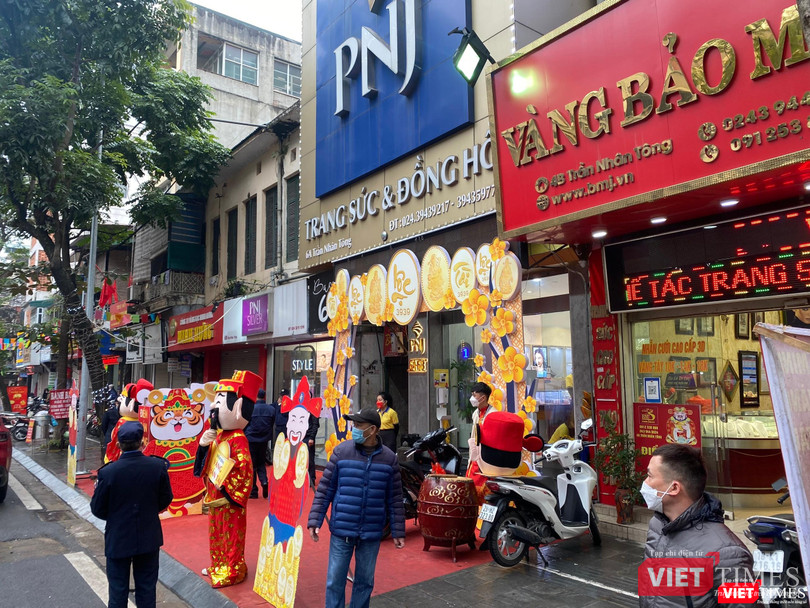 Cửa hàng vàng bạc của PNJ cũng khá vắng khách Cửa hàng vàng bạc của PNJ cũng khá vắng khách