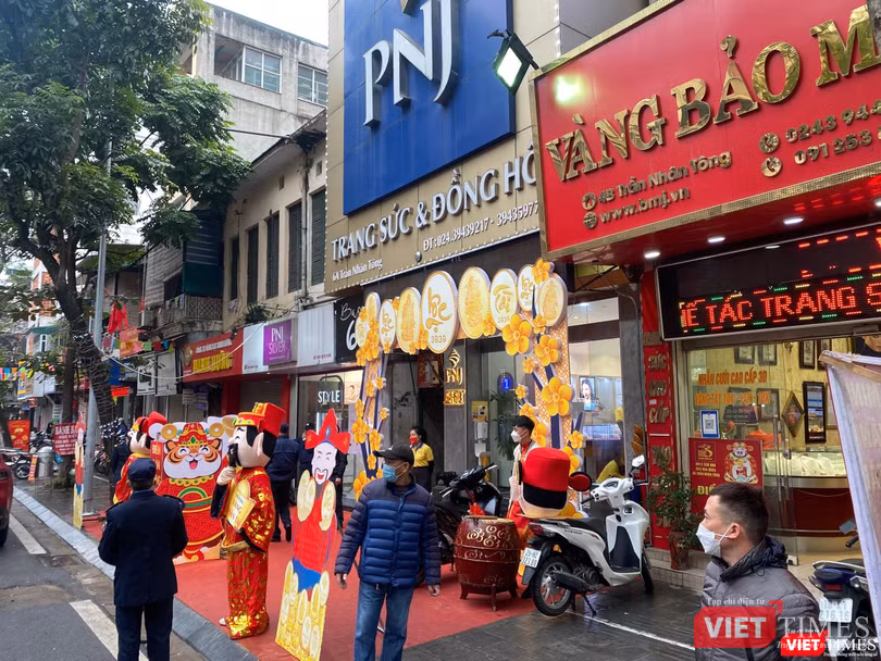 Cửa hàng vàng bạc của PNJ cũng khá vắng khách