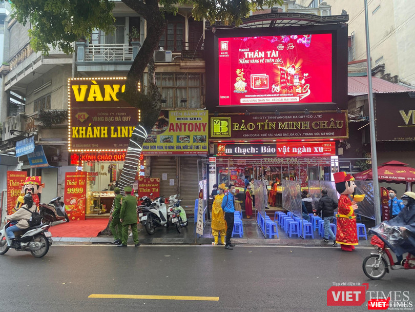 Khác với năm trước, cửa hàng vàng thuộc hệ thống Bảo Tín Minh Châu trên phố Trần Nhân Tông không còn cảnh chen chúc xếp hàng Khác với năm trước, cửa hàng vàng thuộc hệ thống Bảo Tín Minh Châu trên phố Trần Nhân Tông không còn cảnh chen chúc xếp hàng