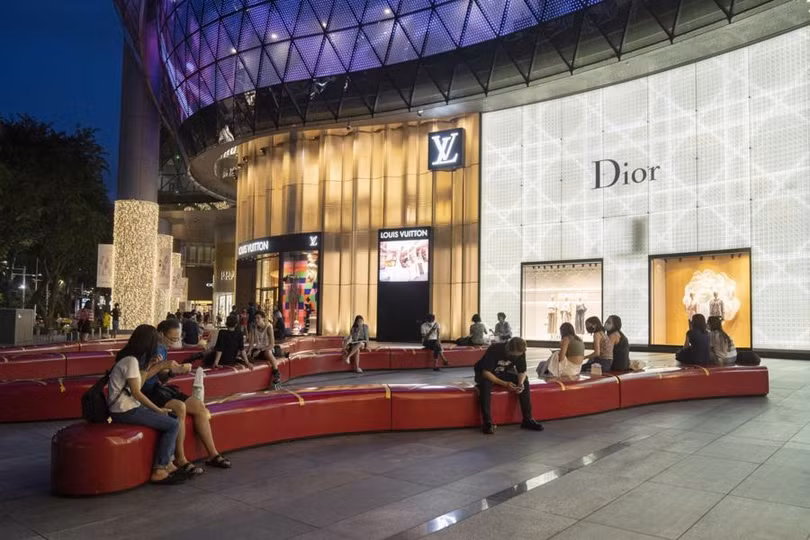 Một khu mua sắm ở Đại lộ Orchard, Singapore - Ảnh: Bloomberg.