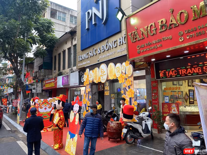 Cửa hàng vàng bạc của PNJ cũng khá vắng khách Cửa hàng vàng bạc của PNJ cũng khá vắng khách