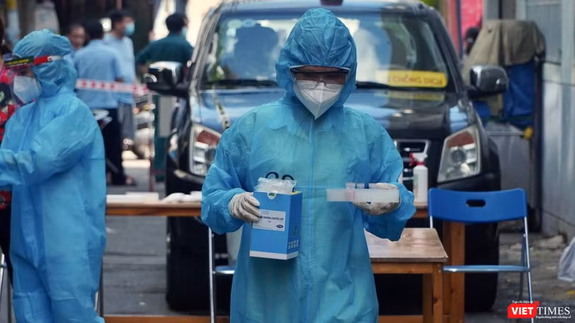 Xét nghiệm khẩn cấp cho cư dân trong vùng phong toả - Ảnh: CDC TP.HCM 