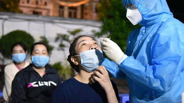 Nhân viên y tế lấy mẫu xét nghiệm COVID-19 cho người dân tại phường 15, quận Gò Vấp - Ảnh Ngọc Phượng Nhân viên y tế lấy mẫu xét nghiệm COVID-19 cho người dân tại phường 15, quận Gò Vấp - Ảnh Ngọc Phượng