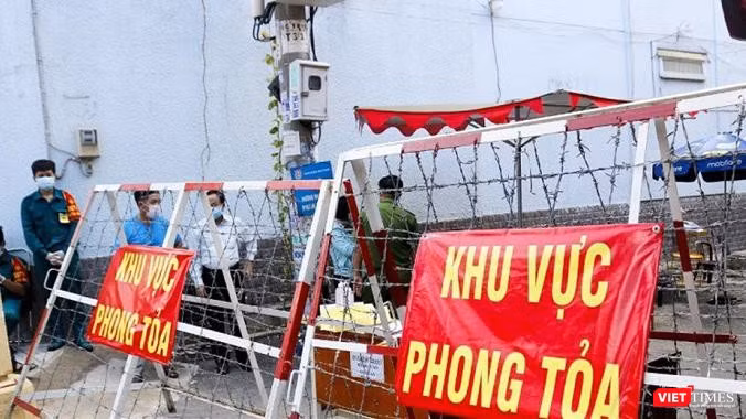 Lực lượng chức năng vừa phong tỏa khu Mả Lạng (phường Nguyễn Cư Trinh, quận 1, TP.HCM) vì một ca dương tính chưa rõ nguồn lây - Ảnh: TTBC
