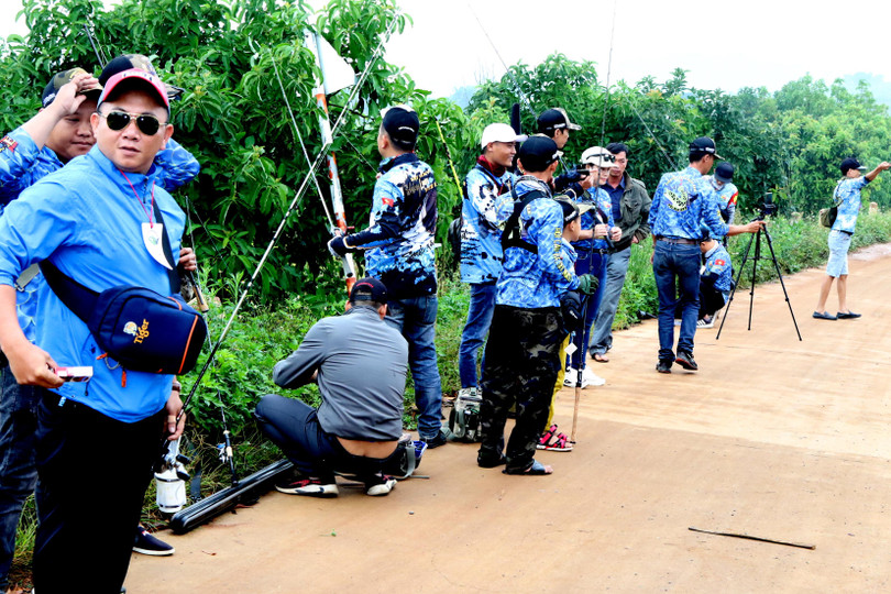 Các cần thủ tranh thủ thử cần, so dây, hay selfi.