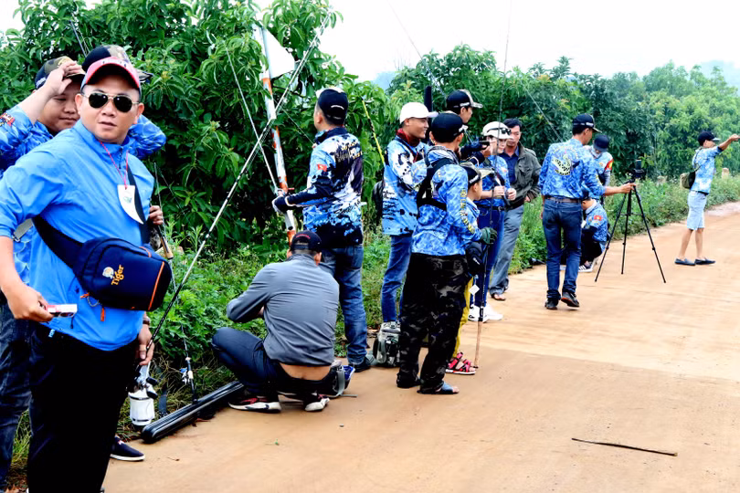 Các cần thủ tranh thủ thử cần, so dây, hay selfi.