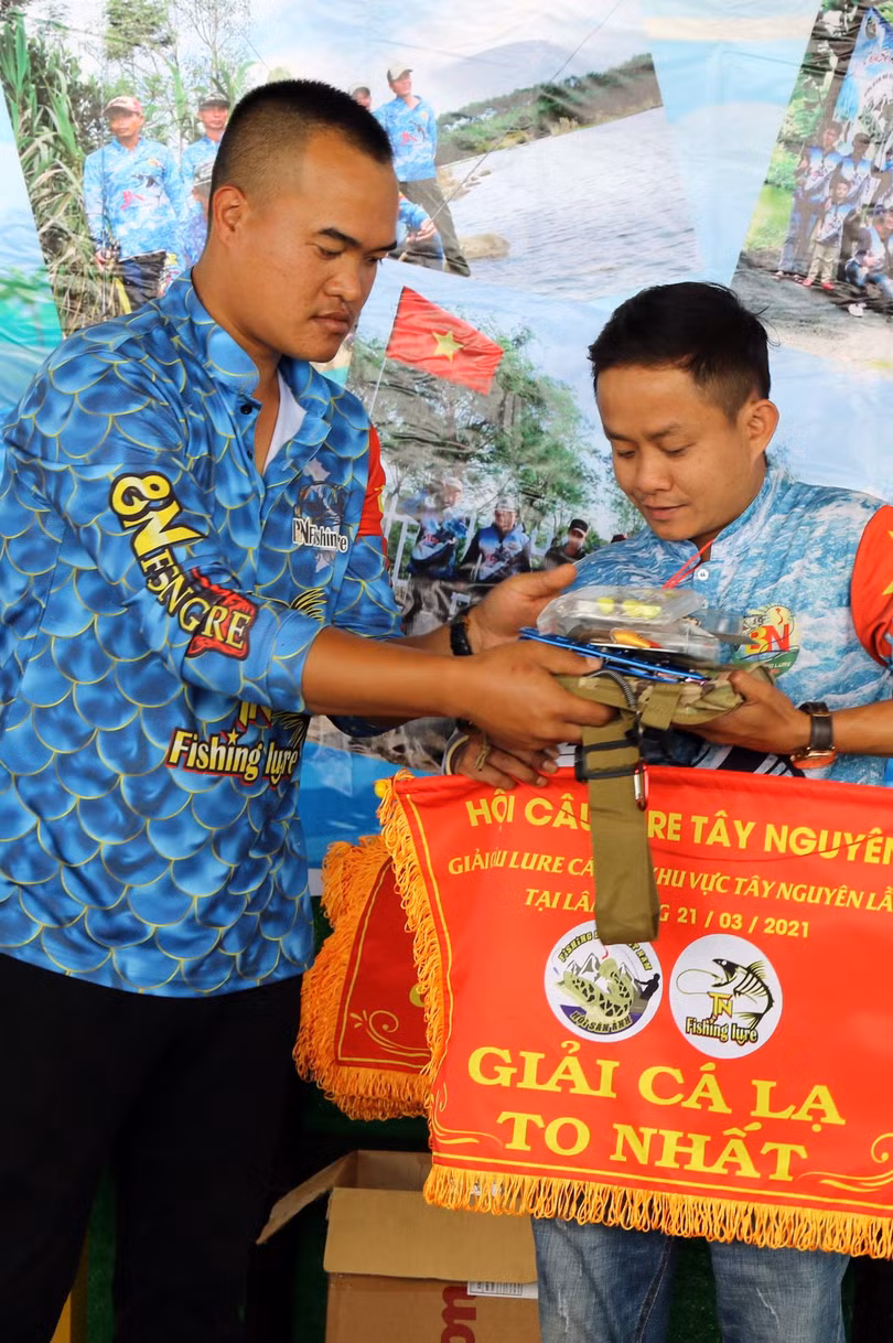 Thanh niên câu được con cá lạ lúc nãy đã đoạt "Giải cá lạ to nhất".