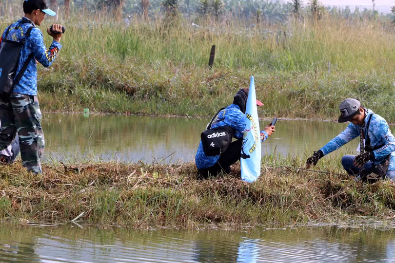 Lập tức, các trọng tài đổ xô tới chụp ảnh, quay video, và cân con cá.