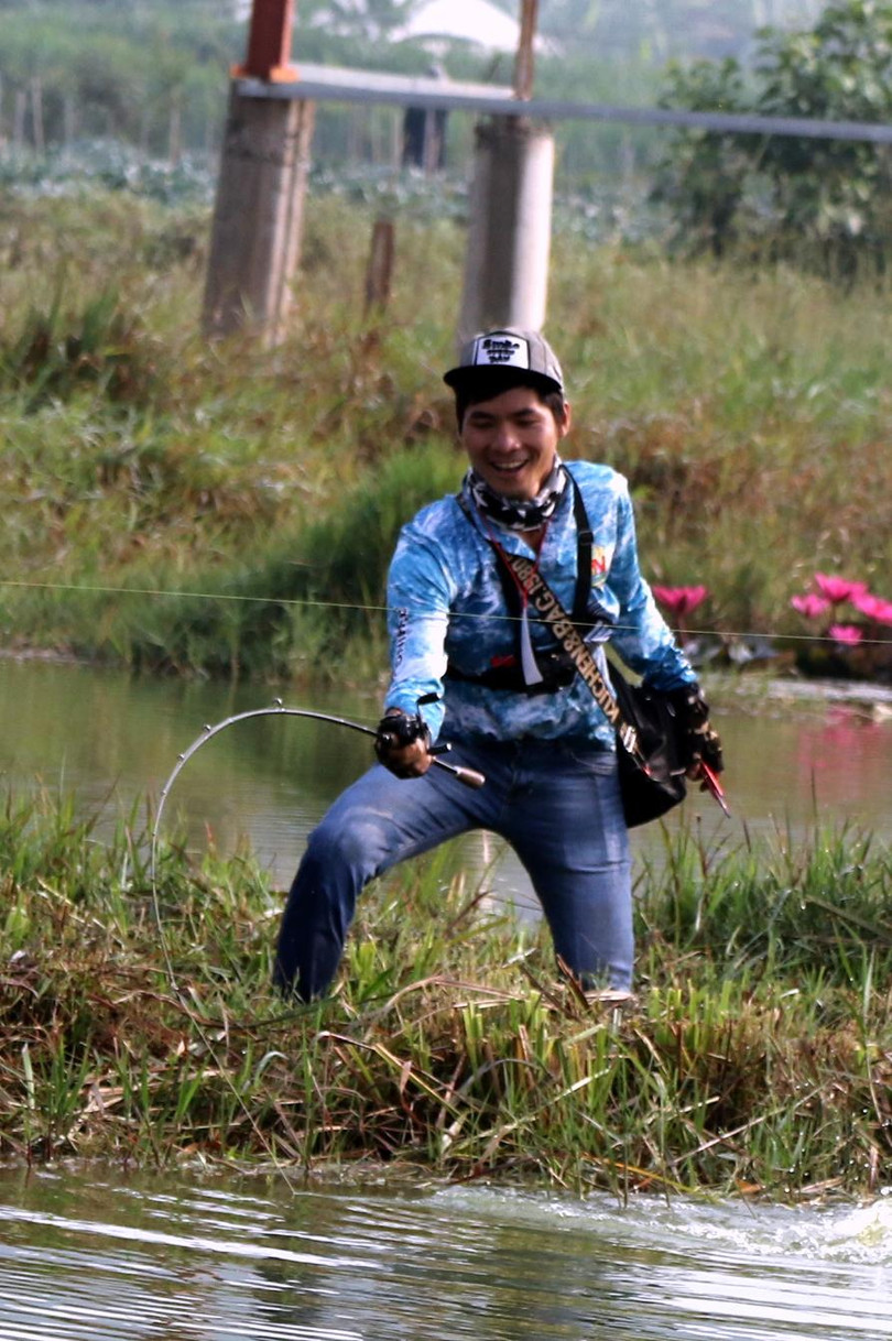 Anh ta đang rê con cá lóc cho mệt trước khi bắt nó.