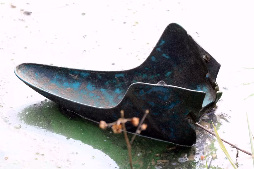 Ngoài chiếc vỏ bao xi măng, họ còn thu thêm được chiến lợi phẩm là chiếc "rè" xe máy.