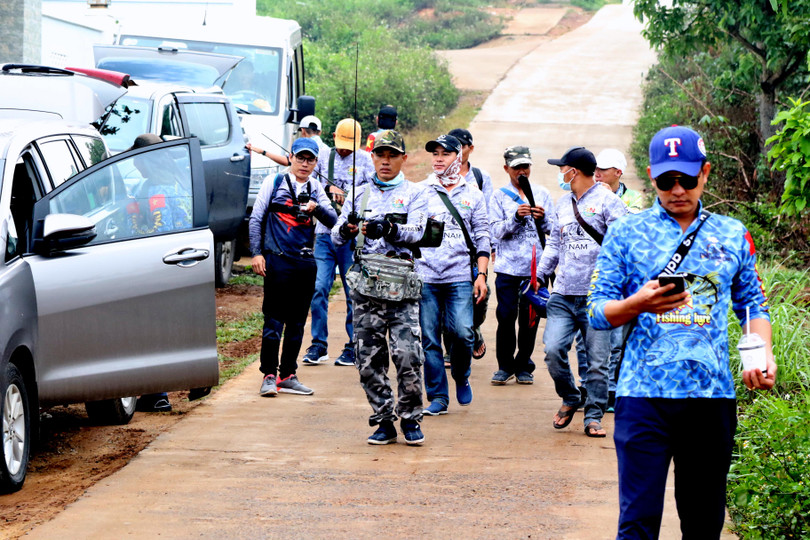 Các cần thủ lần lượt có mặt.